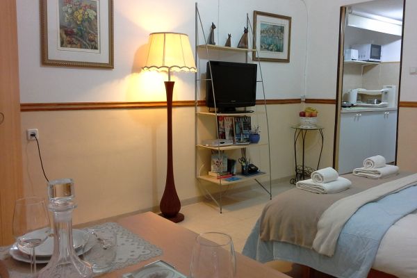 Pevzner ApartHotel 1956 in Haifa Center